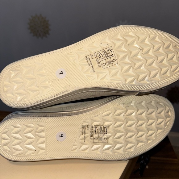 Chic white‎ w/pink glittery star Distressed sneakers/shoes New Box Woman’s Sz9 - Picture 5 of 5